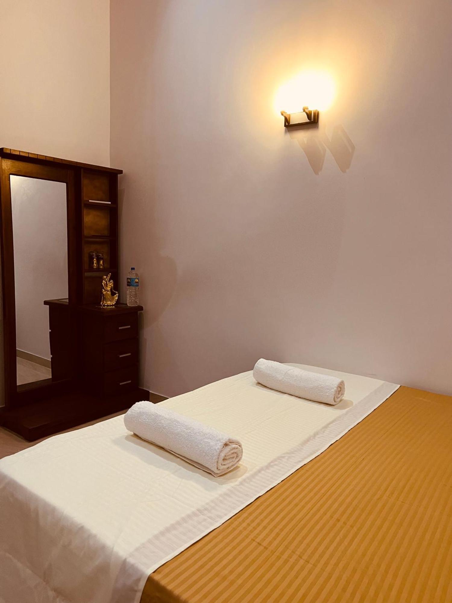Ahasna Airport Villa Negombo Exterior photo