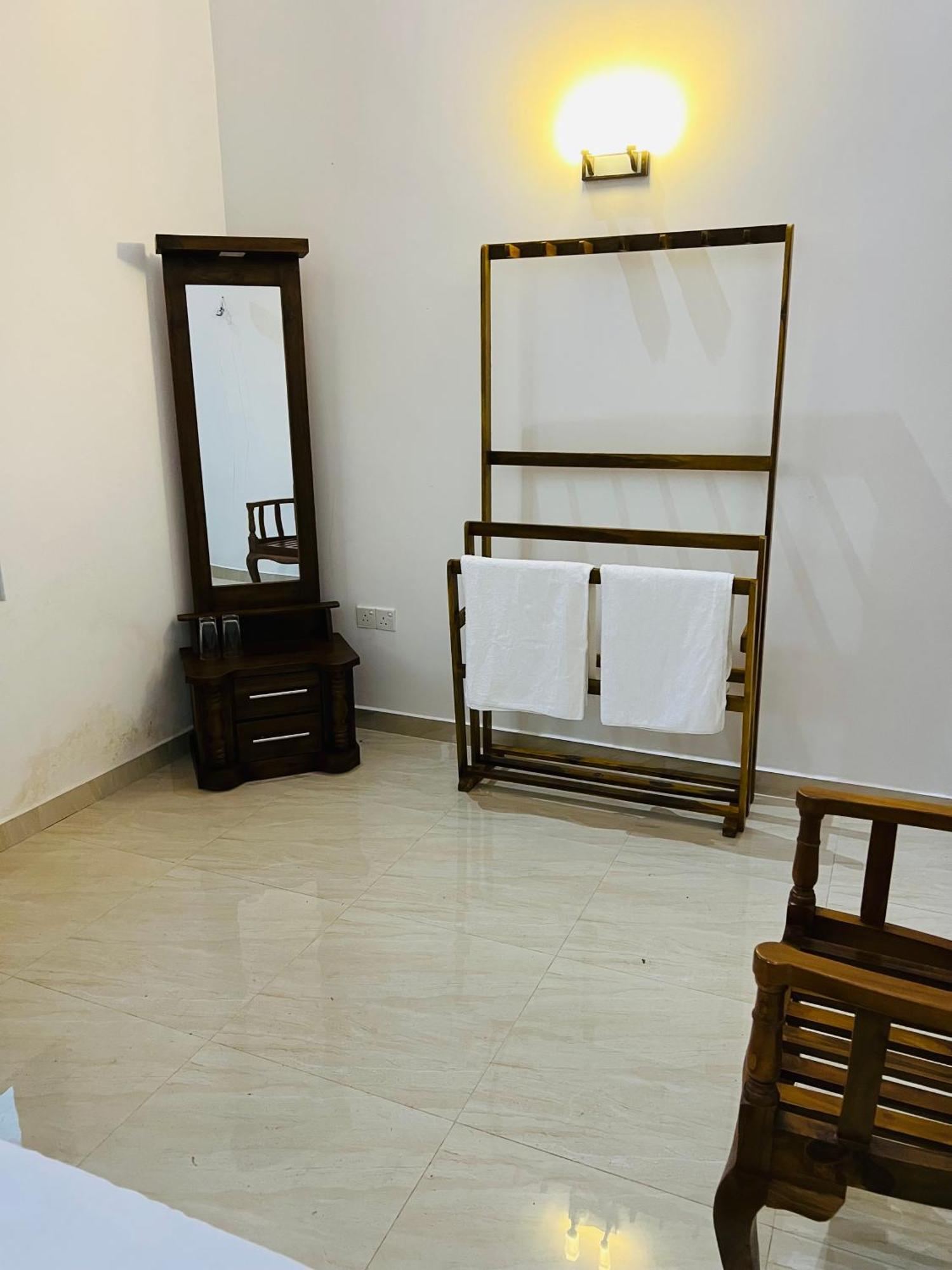 Ahasna Airport Villa Negombo Exterior photo